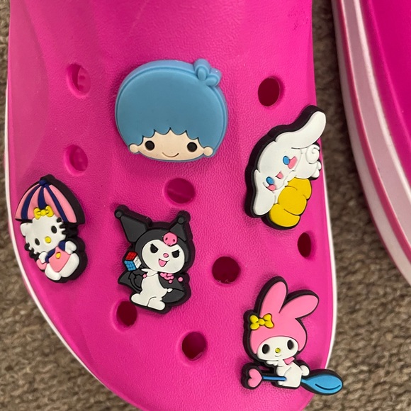 Hot pink Crocs w/10 Hello Kitty charms - Picture 4 of 6